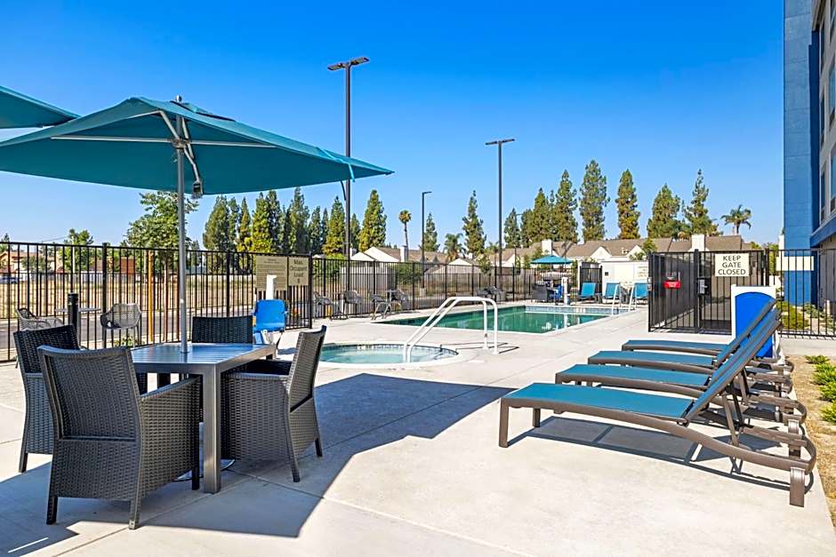 Hampton Inn & Suites Bakersfield Central
