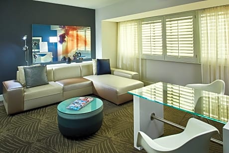 Suite, 1 Bedroom, Corner (1 King Bed)