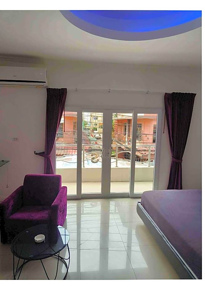 Titanic Residence-7 minute walk to the Beach