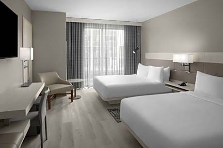 Corner Queen Room with Two Queen Beds - Mobility Accessible with Tub