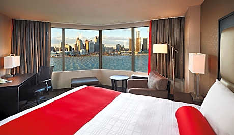 Corner King Suite with Panoramic View - Non-Smoking