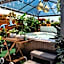 Entertainer's Paradise! Child =& pet friendly Pool spa, movie room - close to Australia Zoo