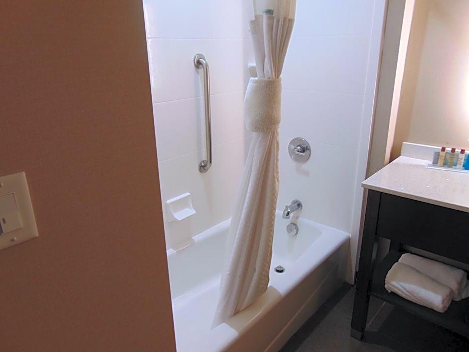 Photo 1 of 6 of 2 Queen Beds, Hearing/Mobility Accessible, Bathtub