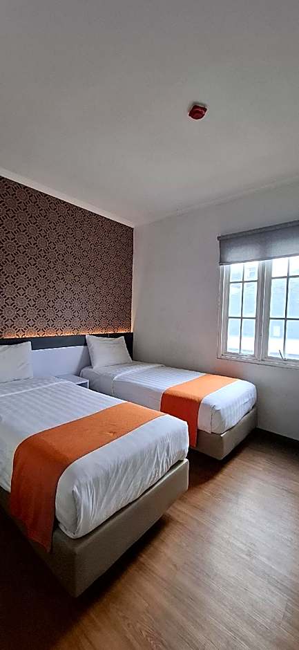 Front One Boutique Tugu Muda Semarang