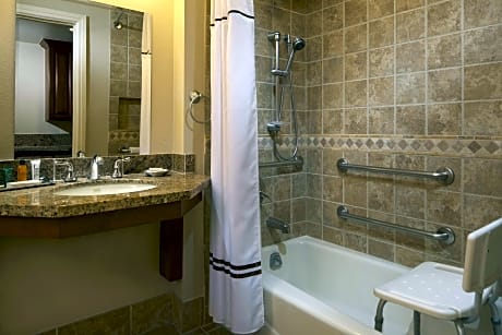 1 Bdrm King Suite Mobility Hearing Acc W/ Tub