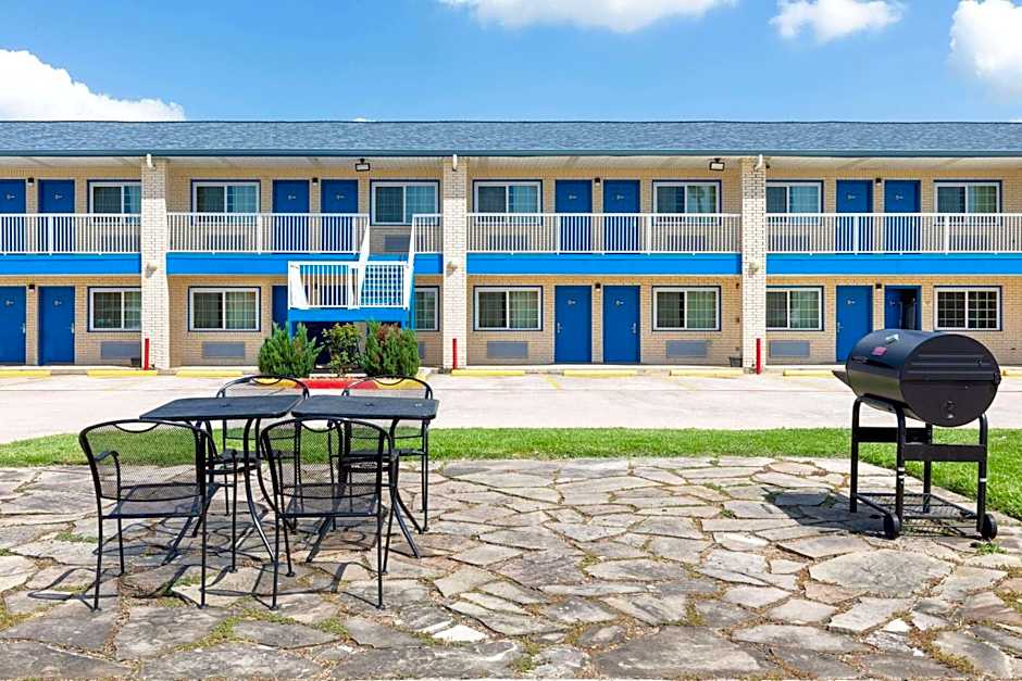 Days Inn by Wyndham Baytown TX