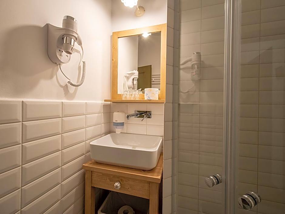 Berghi Hotel and Apartments