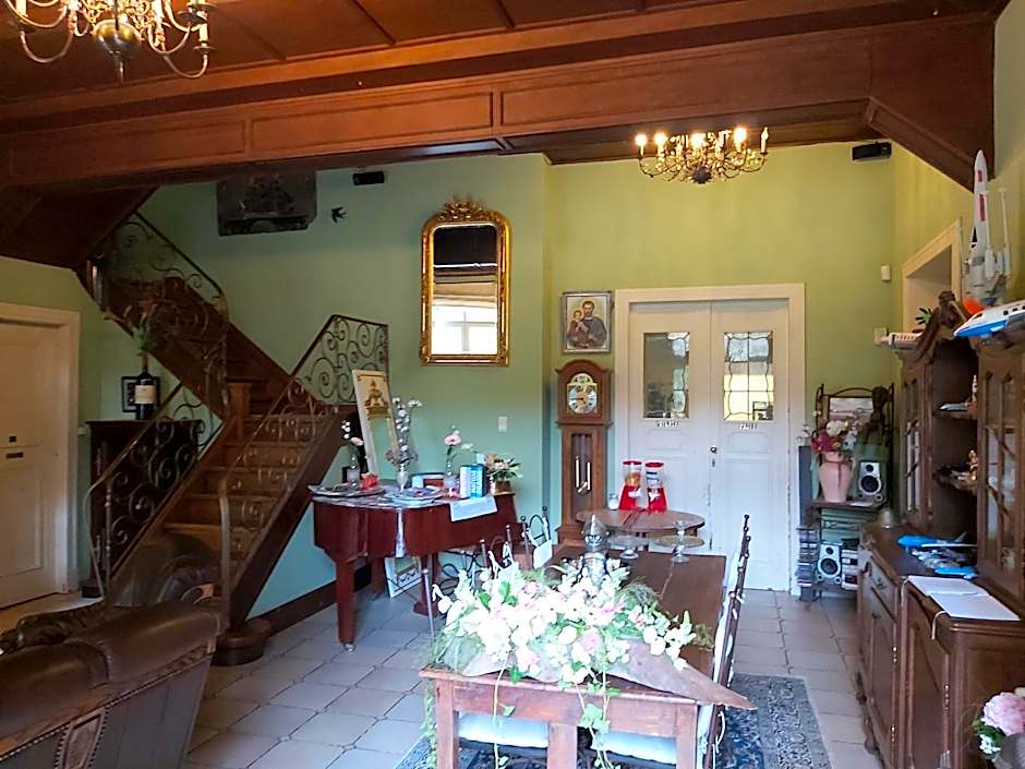 Château Lambert Moulinsart Hotel, shuttle airport, long term parking, snooker, large terrasse, dinner, breakfast