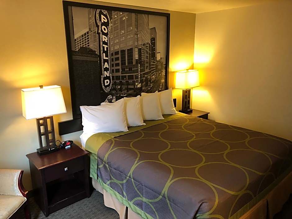 Super 8 by Wyndham Woodburn