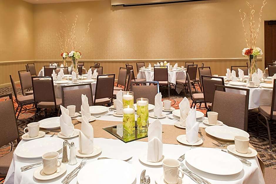 DOUBLETREE BY HILTON HOTEL GRAND RAPIDS AIRPORT