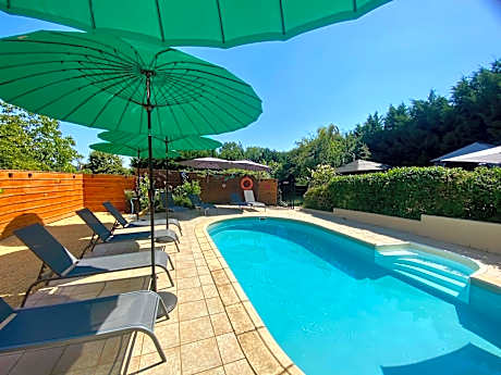 Domaine Ô Clair de Lune - Chambres d'Hôtes et Gîtes à Sarlat - Accès Cité Médiévale 5 minutes à pied - Parking - SPA & Massages en option - Piscine de saison