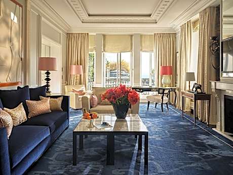 Deluxe Corner Suite