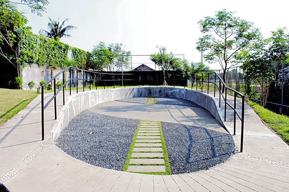 Front One Akshaya Hotel Karawang