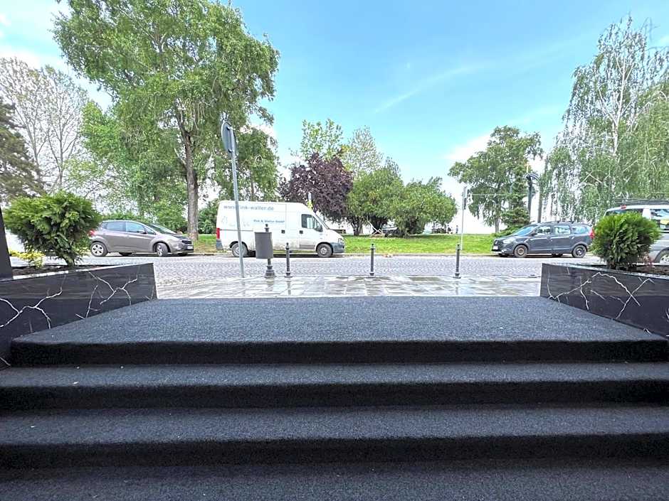 Side One Design Hotel Garni