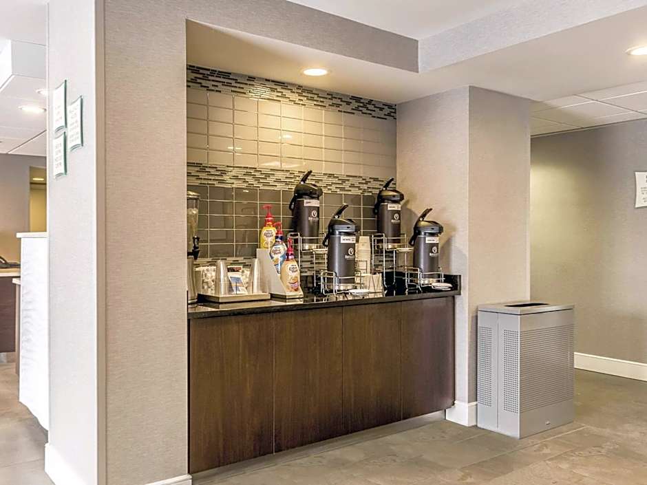 La Quinta Inn & Suites by Wyndham Cleveland - Airport North