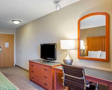 King Suite Upgrade - Accessible/Non-Smoking