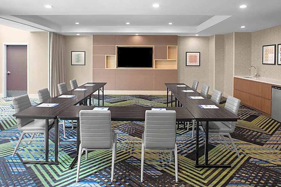 Holiday Inn Express & Suites Woodside LaGuardia Airport By IHG