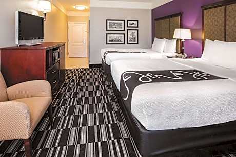 Queen Room with Two Queen Beds and Bath Tub - Mobility/Hearing Accessible - Non-Smoking