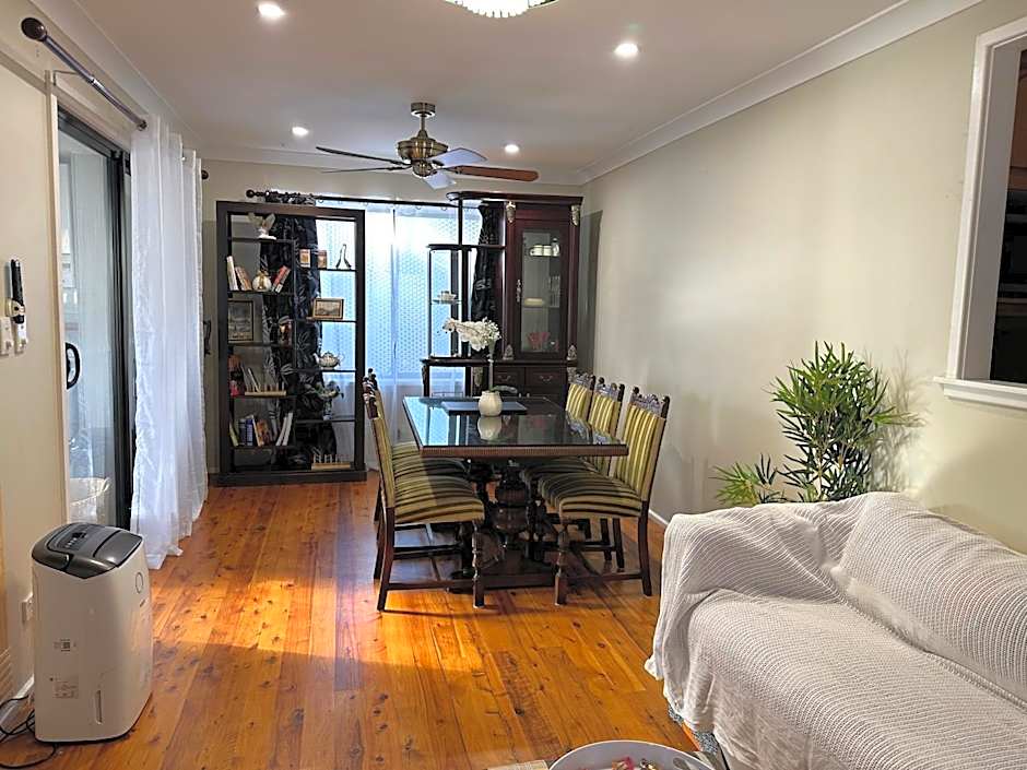 Cheerful 4 Bedrooms With Free Parking