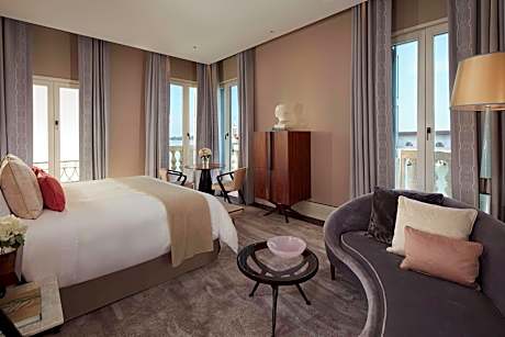 Grand Room, 1 King Bed, Non Smoking, Canal View