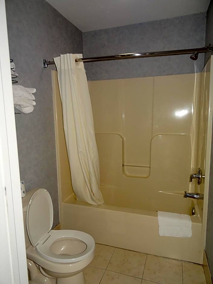 Village Inn & Suites - Smithville