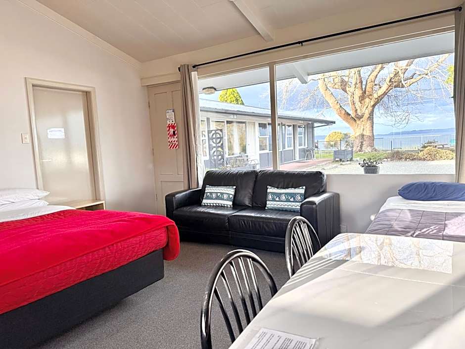 Jack & Di's Waiteti Lakefront Motel