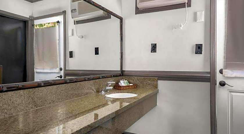 Caliente Tropics Hotel