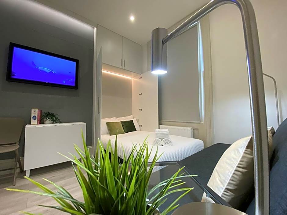 Apt 03 Beachside Beauty Central Studio Steps from Cafes