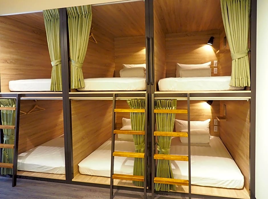 Stray Birds Taichung Hostel