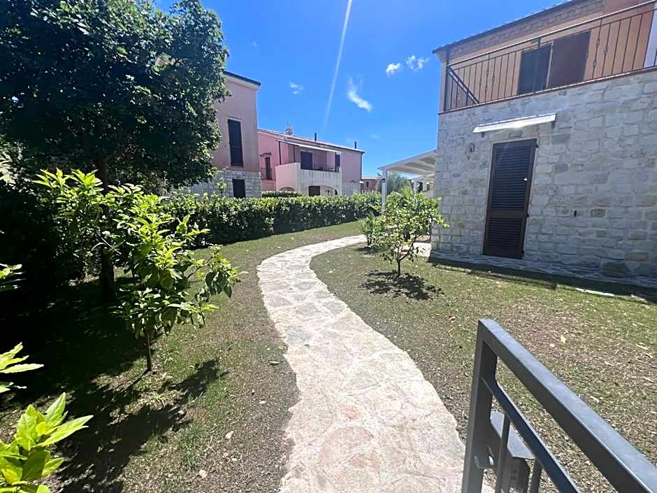 Casa Antia, nuovo bilocale con giardino in Residence con piscina