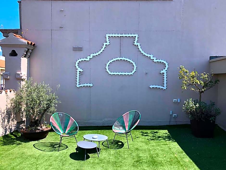 200 ROOMS & TERRACE
