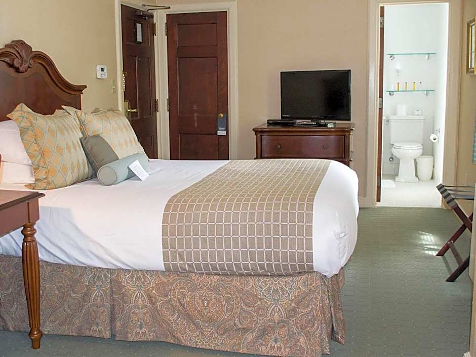 Photo 1 sur 4 de European 1 Queen Bed