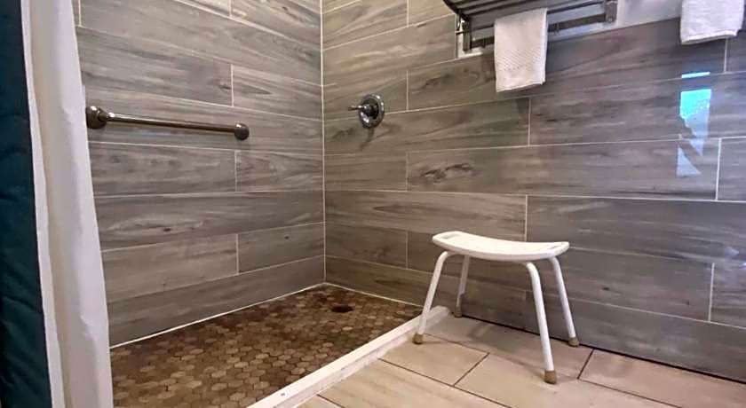 Econo Lodge Inn & Suites