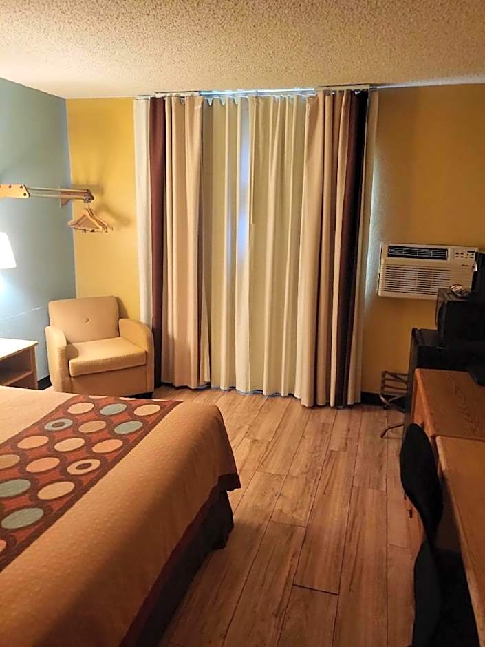 Super 8 by Wyndham Raton