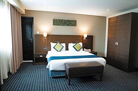 King Suite with Mountain View - Smoking