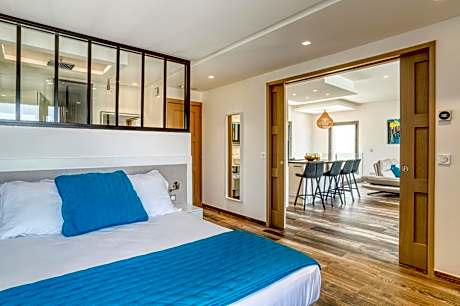 Deluxe Suite with Sea View