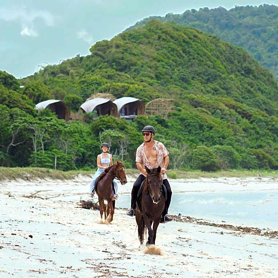 Kini Resort - Oceanfront Bamboo Eco Lodges