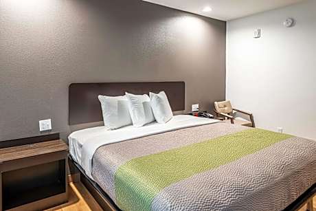 Deluxe King Room - Non-Smoking