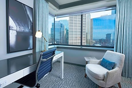 Corner King Room with City View