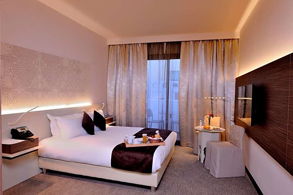 Photo 1 of 8 of Deluxe 1 King Bed, City View
