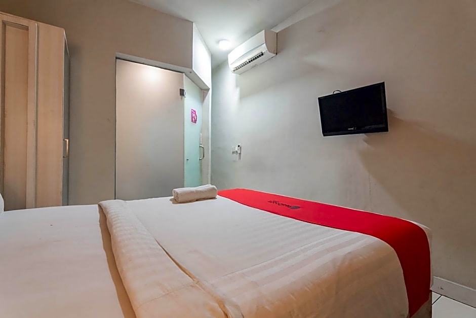 RedDoorz Plus near Asia Afrika 3