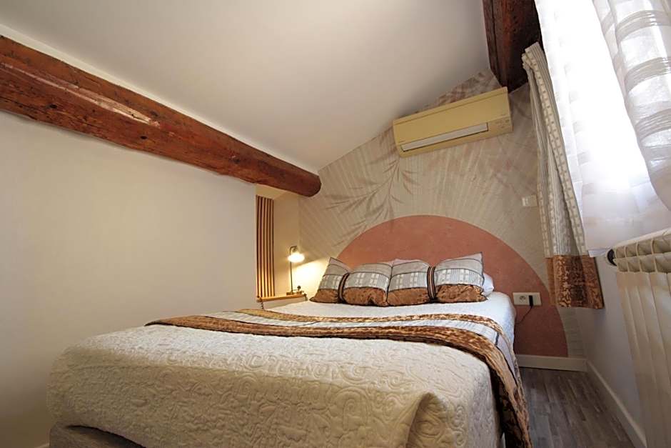 Hôtel Des Arts, Artisanal et Indépendant