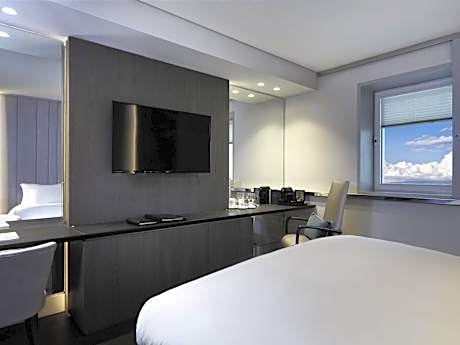 Club Luxury Queen Room - Lounge Access