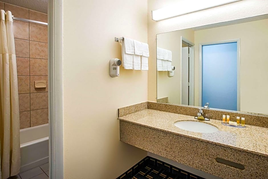 Days Inn by Wyndham Roanoke Near I-81