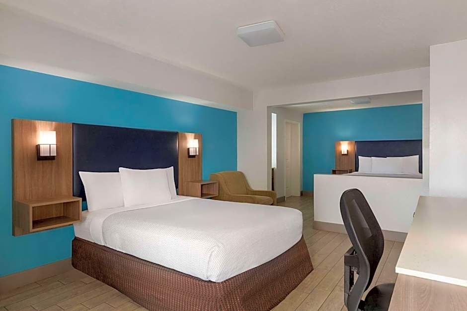 La Quinta Inn & Suites by Wyndham Oceanfront Daytona Beach