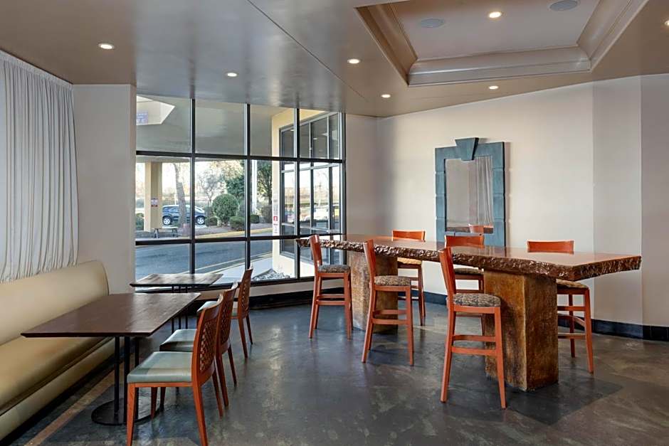 La Quinta Inn & Suites by Wyndham Secaucus Meadowlands