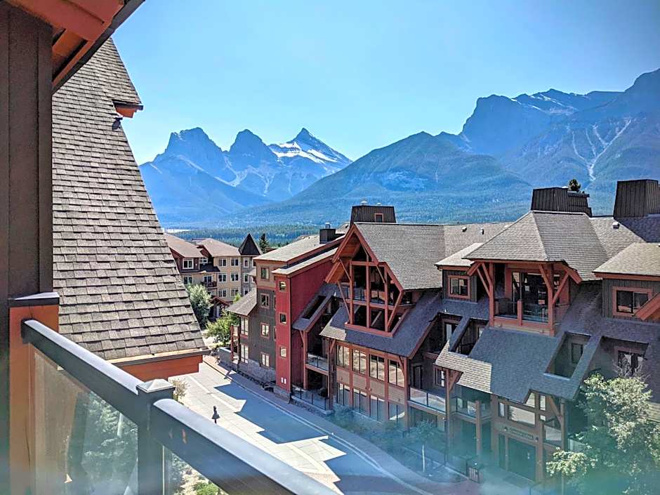 Spectacular Penthouse With Amazing Views, Indoor Pool and Hot tub