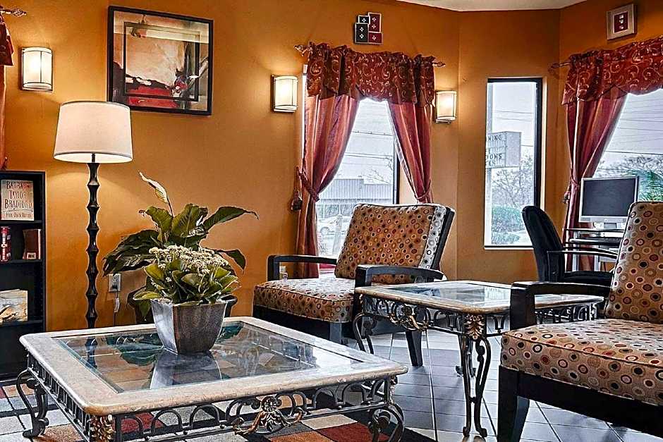 Econo Lodge Inn & Suites