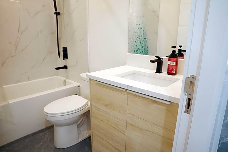 New Luxury Walkout Suite Near University-BY ROOM