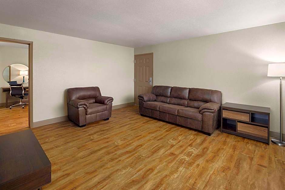 Super 8 by Wyndham Fallon